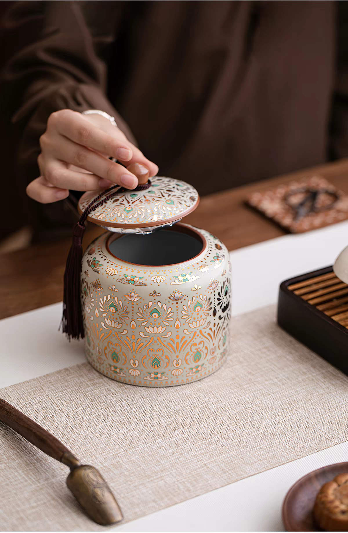 Dunhuang Phoenix‑Feather Pattern Ru‑Ware Tea Canister (700ml)